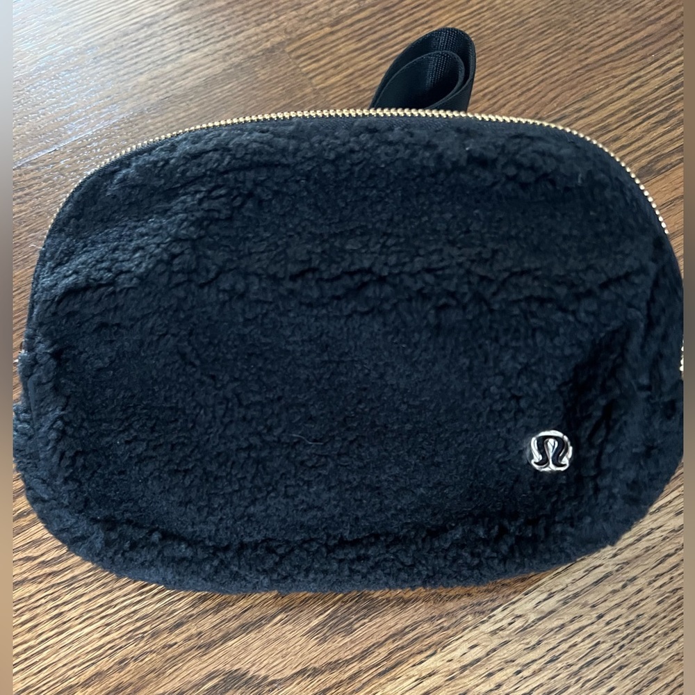 Lululemon Everywhere Belt Bag - black fleece